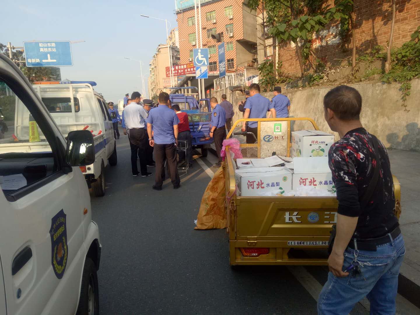 济宁市城市管理局 城管综合执法 执法监察七大队开展全时段流动摊贩专项整治活动