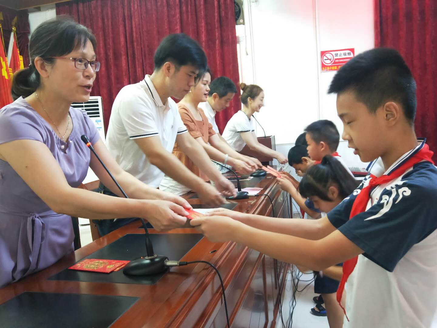 東風教育集團冶金校區 舉行“弘文助學金”