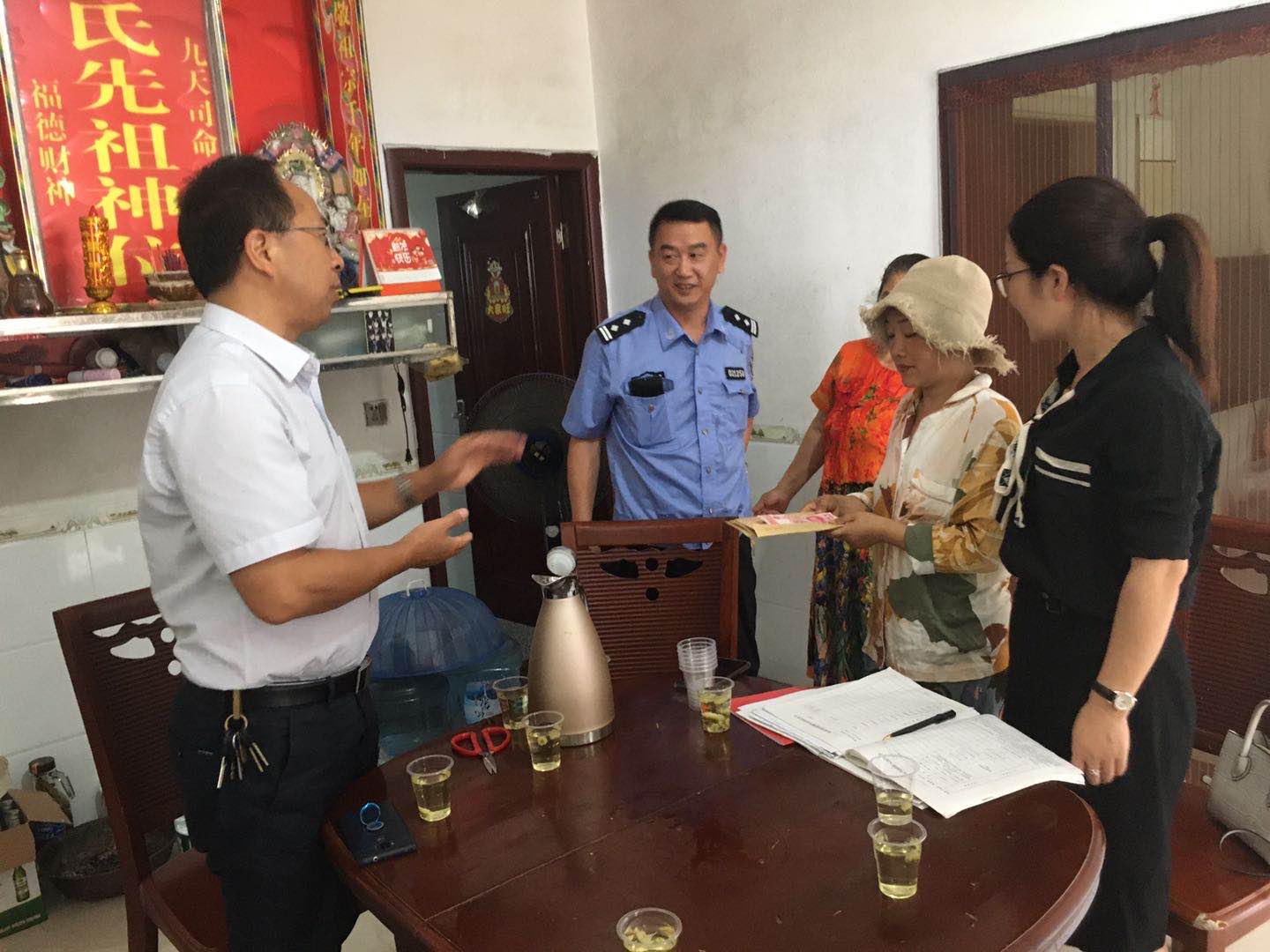 區委編辦參與政協送溫暖活動助力扶貧幫困